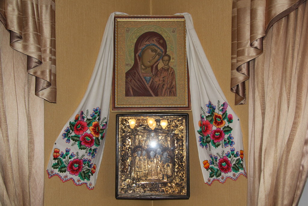 Media for Красный угол