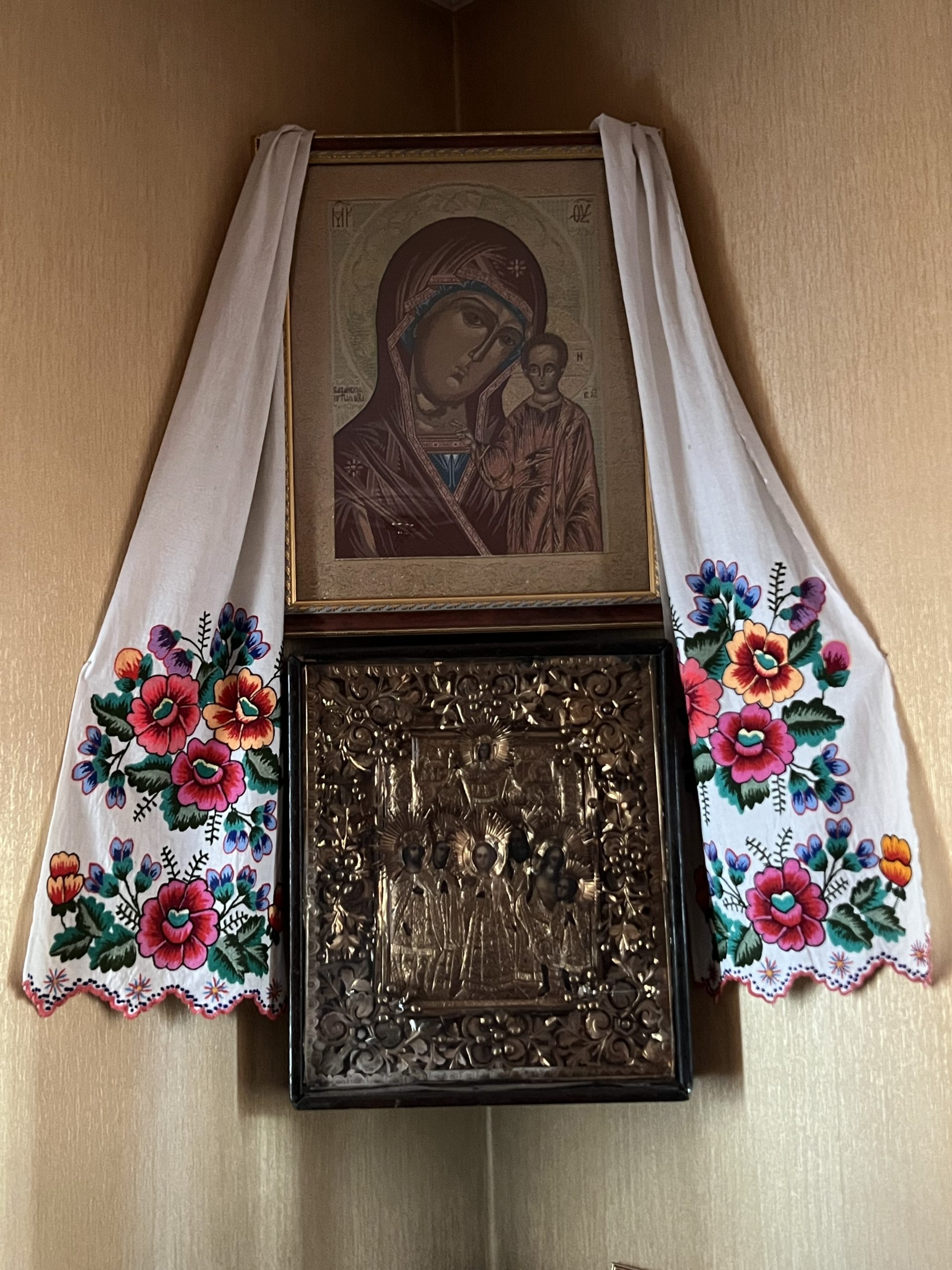 Media for Красный угол