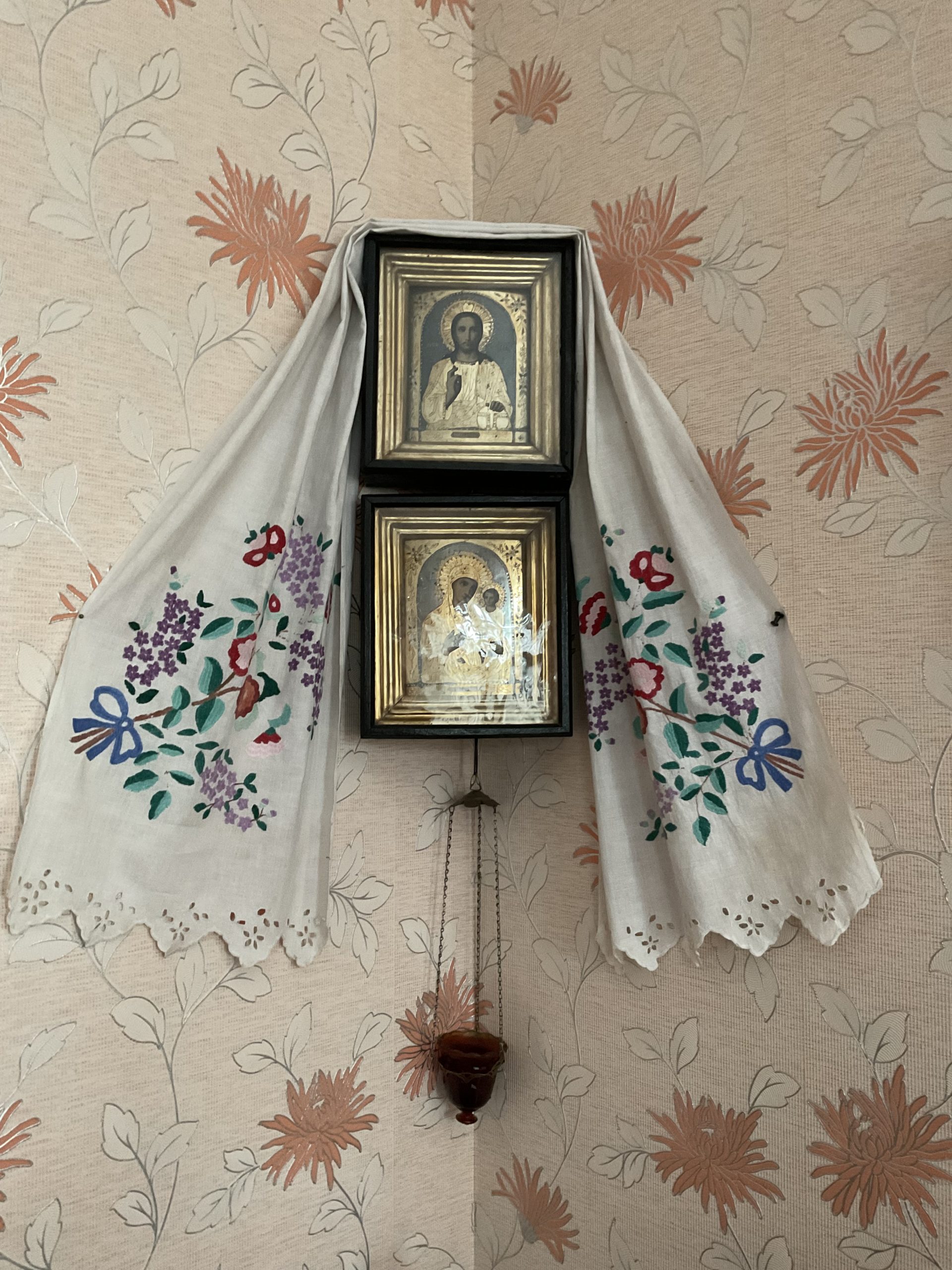 Media for Красные углы