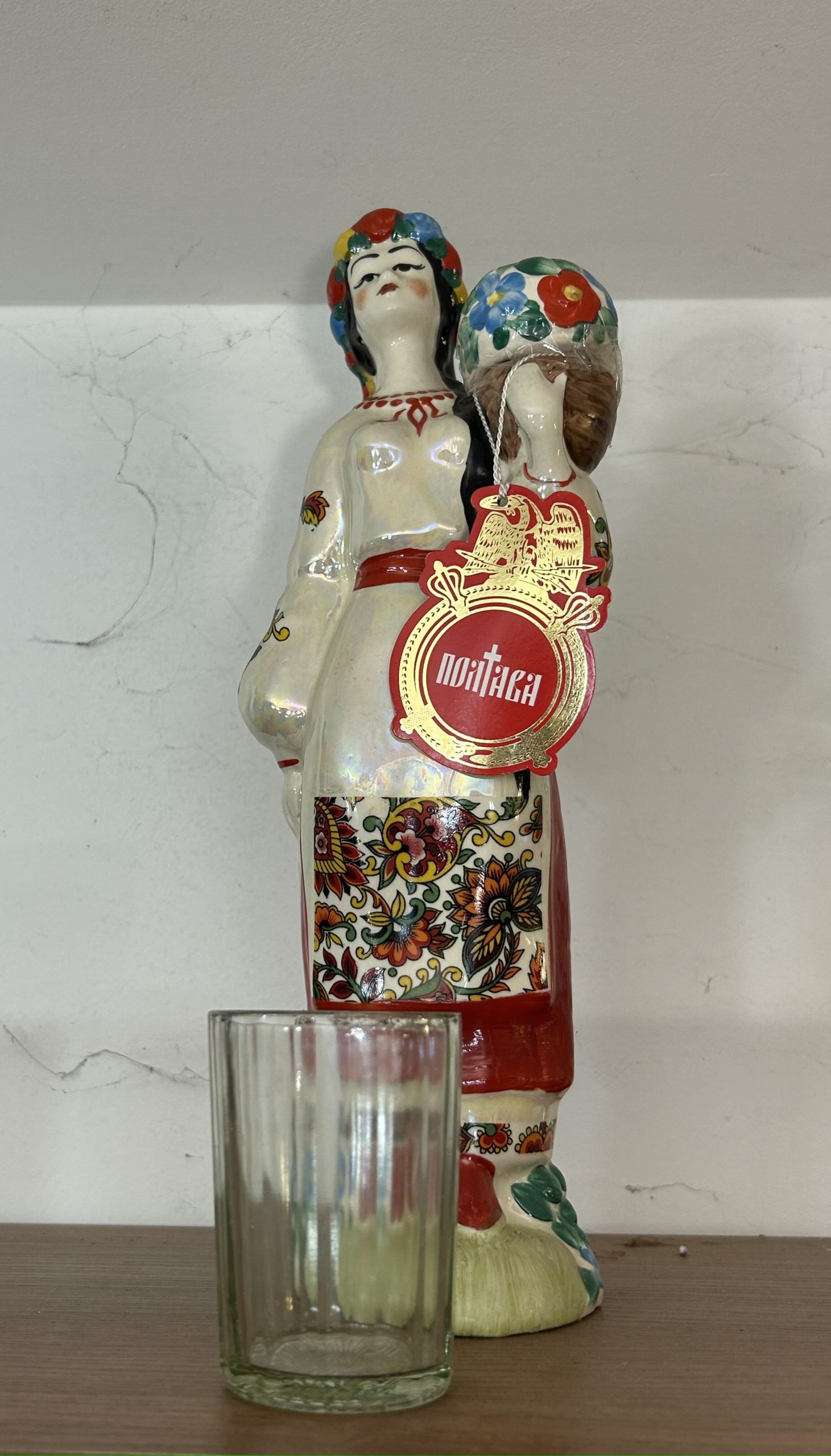 Media for Фарфоровая фигурка женщины и стопка