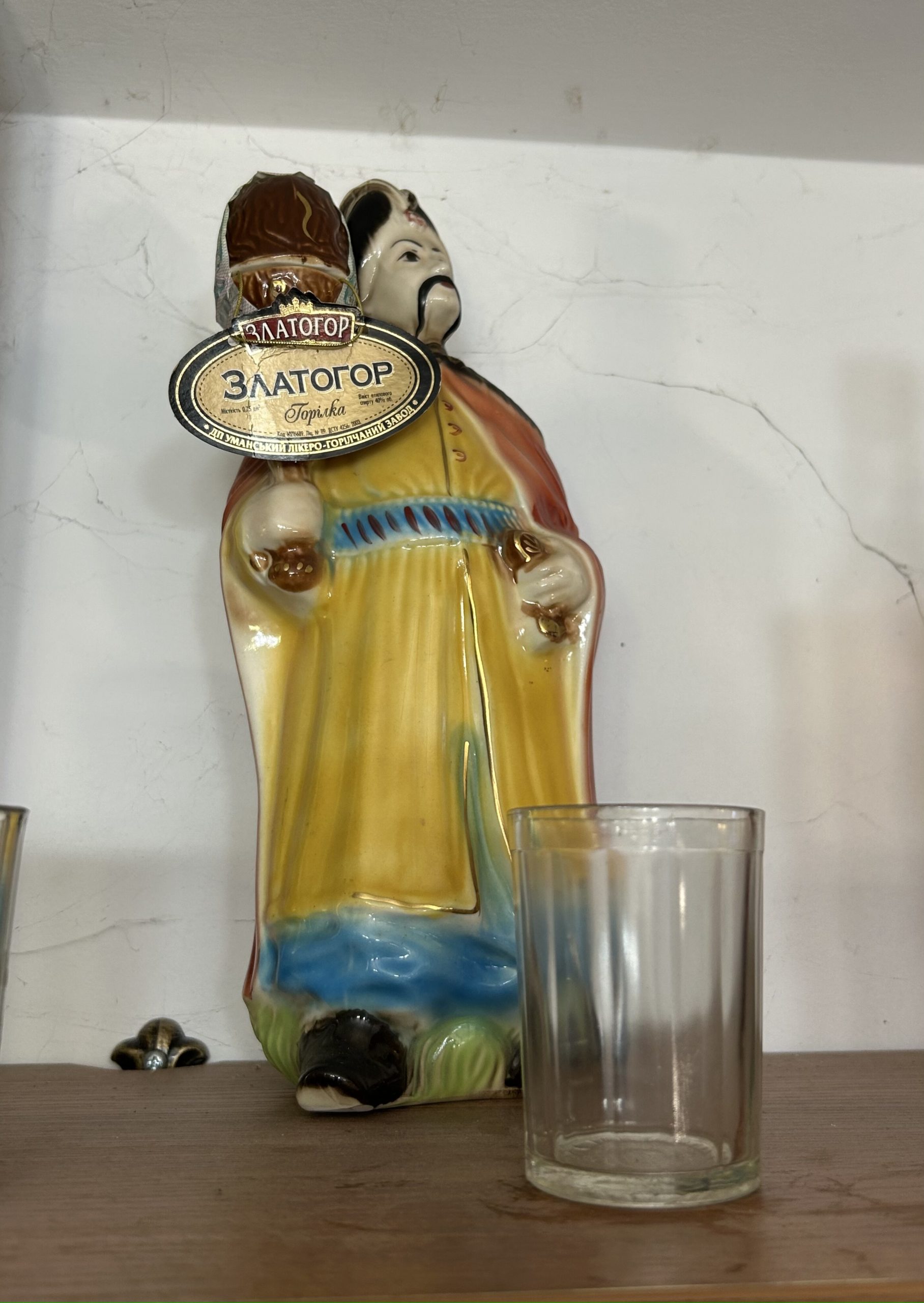 Media for Фарфоровая фигурка мужчины и стопка