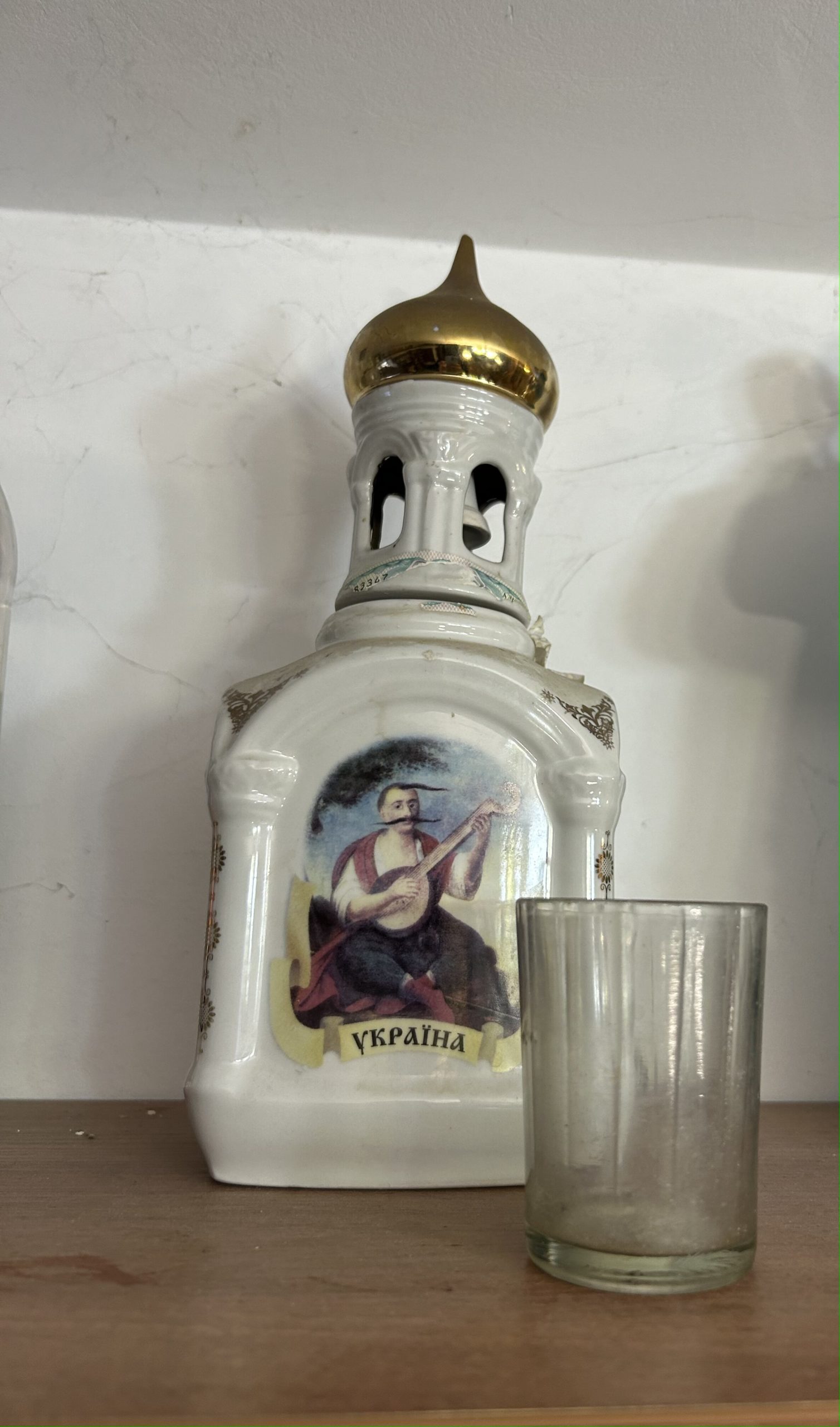 Media for Фарфоровая фигурка храма и стопка